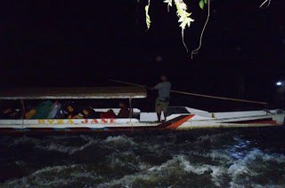 Foto 2 – Apocalipse now risalendo le rapide del Gandara River di notte.